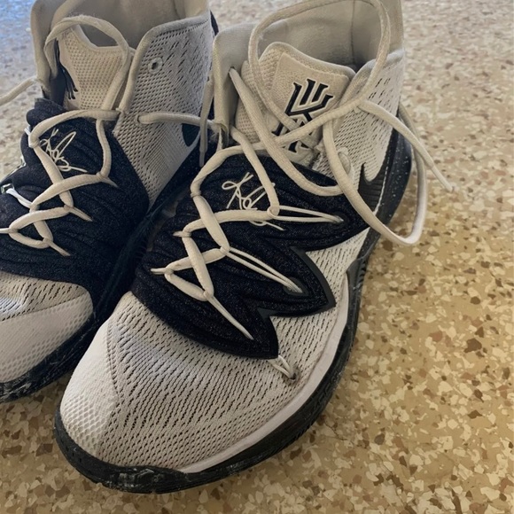 Kyrie Oreo 5 Size 8 M/ 9.5 W